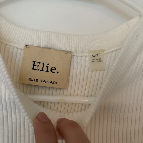 White top with designed puffy sleeves - Picture 2 of 3